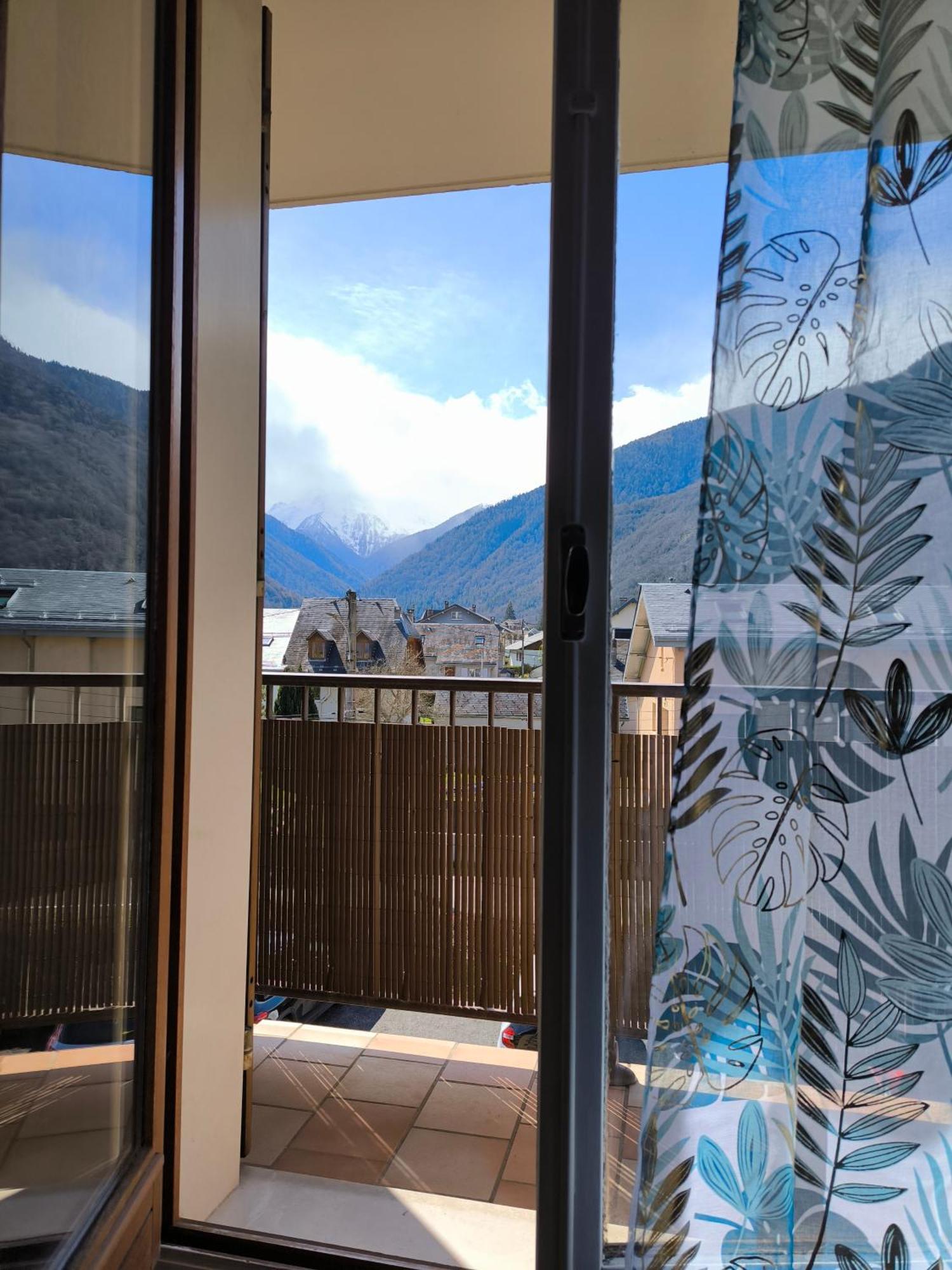 Appartement Vert Tendre Face A La Montagne Bagneres-de-Luchon Exterior photo